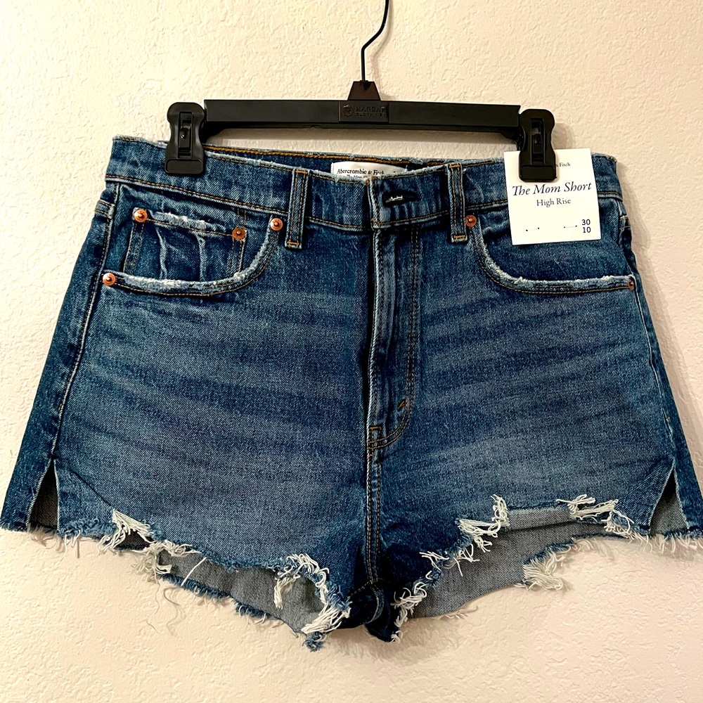 ABERCROMBIE & FITCH HIGH RISE MOM SHORT ✨ size: 30, color: denim